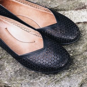 Dansko || black triangle designed flats